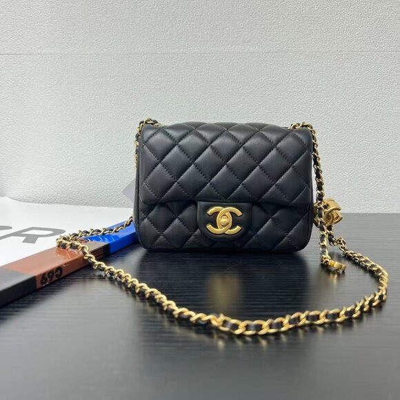 Classic CHANEL Bag: A Stylish and Versatile Choice for Elegance - Picture 4 of 6